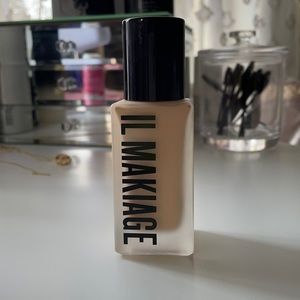 IL Makiage foundation in 040 Woke up like this